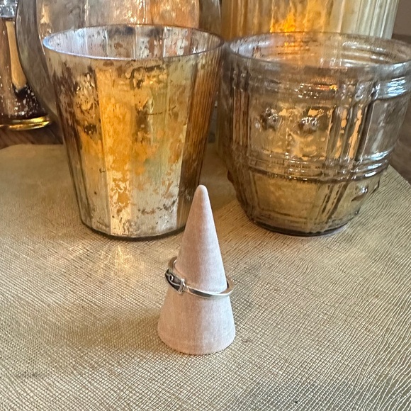 NEW ring silvery ring
size 6.5
Mix and match
silvery metal
Ornate, vintage look - Picture 2 of 2